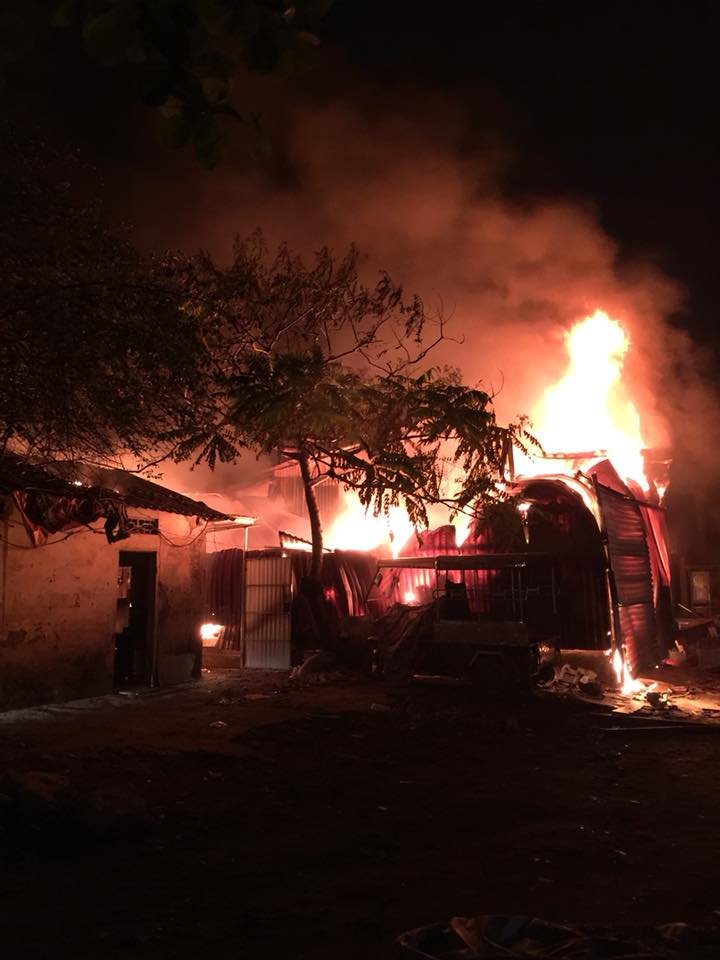 Xưởng gỗ trên phố Định Công bất ngờ bốc cháy dữ dội lúc nửa đêm