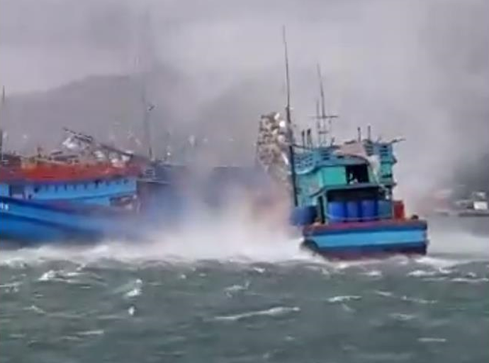 Clip: Xuất hiện vòi rồng cao hàng trăm mét trên biển Phú Quốc (Hình 2).
