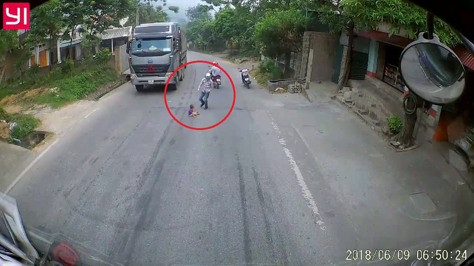 Clip: Qua đường không quan sát, bé gái suýt bị xe máy tông trúng (Hình 2).