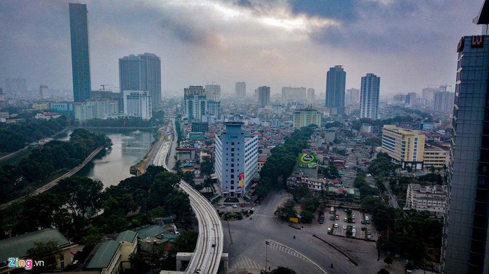 Ngã 3 Kim Mã - Đê La Thành lác đác người đi chơi phố.