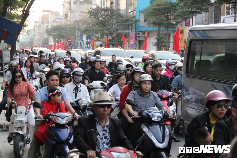 Chiều mùng 1 Tết Kỷ Hợi, một số tuyến phố Hà Nội có lưu lượng người tham gia giao thông đã tăng cao, ùn tắc xuất hiện nhiều nơi.