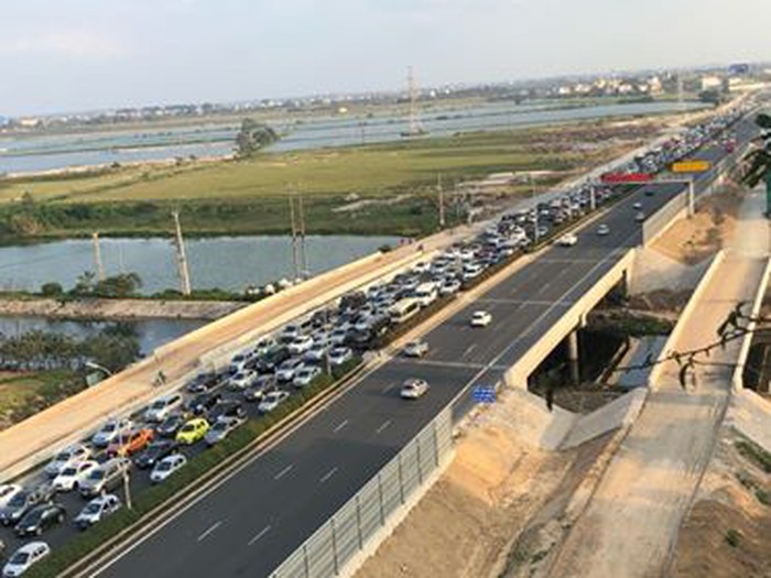 Cao tốc Pháp Vân - Cầu Giẽ ùn tắc kéo dài hướng về phía Hà Nội. 
