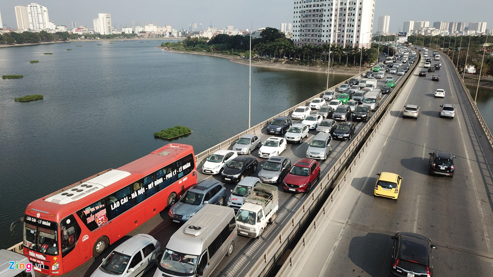 Chiều 9/2, cao tốc vành đai 3 đoạn từ Pháp Vân vào trung tâm Hà Nội bắt đầu ùn ứ. Các phương tiện chủ yếu là ôtô cá nhân và xe khách cỡ nhỏ. Ảnh: Zing.vn