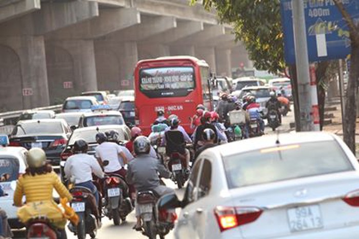 Các tuyến đường gần Bến xe Giáp Bát, Nước Ngầm chật cứng người và phương tiện. 