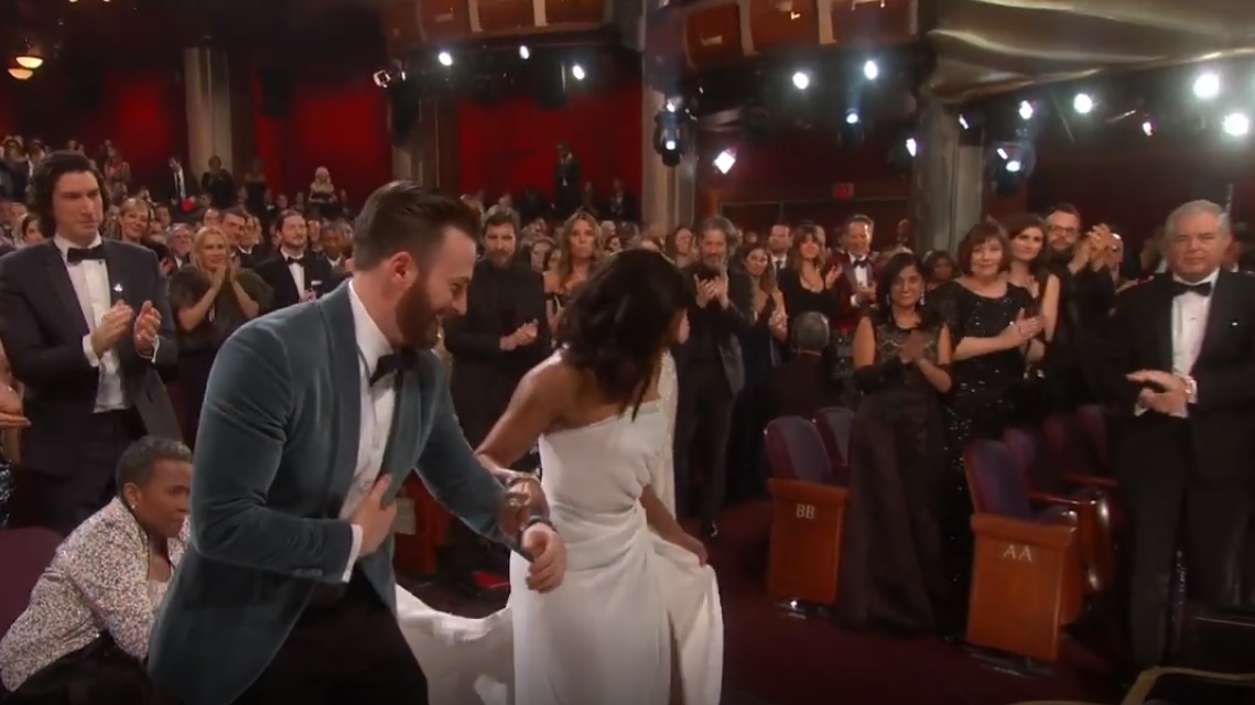 Giải trí - Clip: Hành động đẹp của Chris Evans trong lễ trao giải Oscar 2019 khiến fan 'đổ gục'