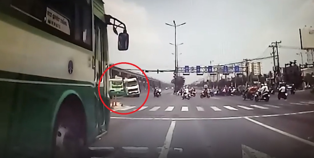 Xa lộ - Clip: Tránh xe buýt vượt đèn đỏ, xe bồn suýt gây tai nạn thảm khốc