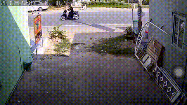 Xa lộ - Clip: Kinh hoàng cảnh thanh niên chạy xe lấn làn, đâm trực diện vào đầu ô tô