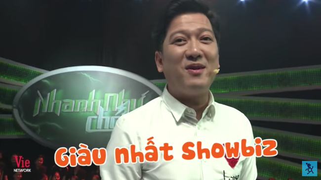 Giải trí - Clip: Trường Giang tiết lộ vợ chồng Hari Won 'giàu nhất showbiz', mới tậu nhà 15 tỷ