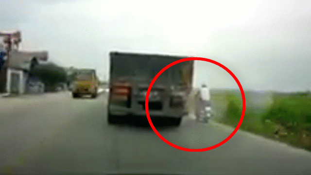 Xa lộ - Clip: Cố tình vượt ẩu, người đàn ông chết thảm dưới bánh xe container