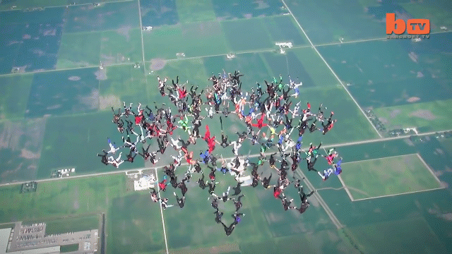Giải trí - Clip: 164 người nhảy dù xếp hình bông hoa khổng lồ giữa trời