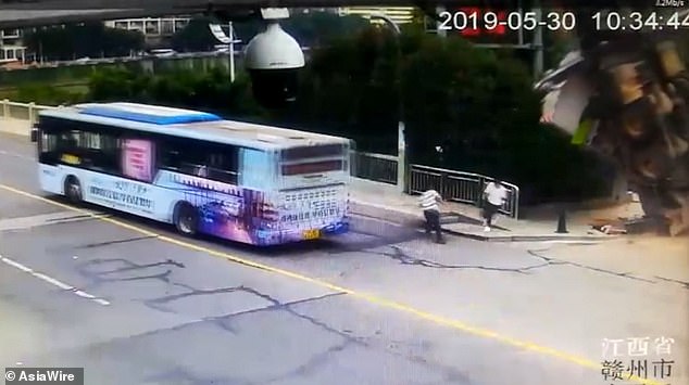 Xa lộ - Clip: Cần cẩu bất ngờ đổ sập, lái xe mở cửa tung mình chạy thoát thân