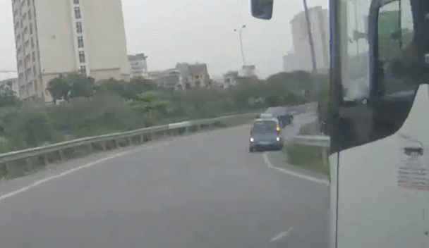 Mới- nóng - Clip: Hoảng hồn cảnh taxi liều mạng đi lùi trên đường cua ở cao tốc