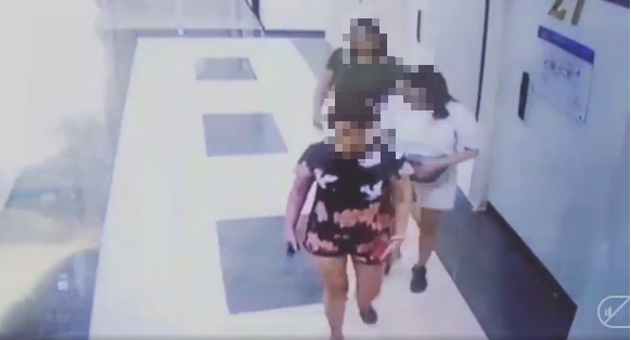 Mới- n&oacute;ng - Clip: Sốc cảnh 2 người phụ nữ d&ugrave;ng mũ che camera để đi vệ sinh ngay trong thang m&aacute;y