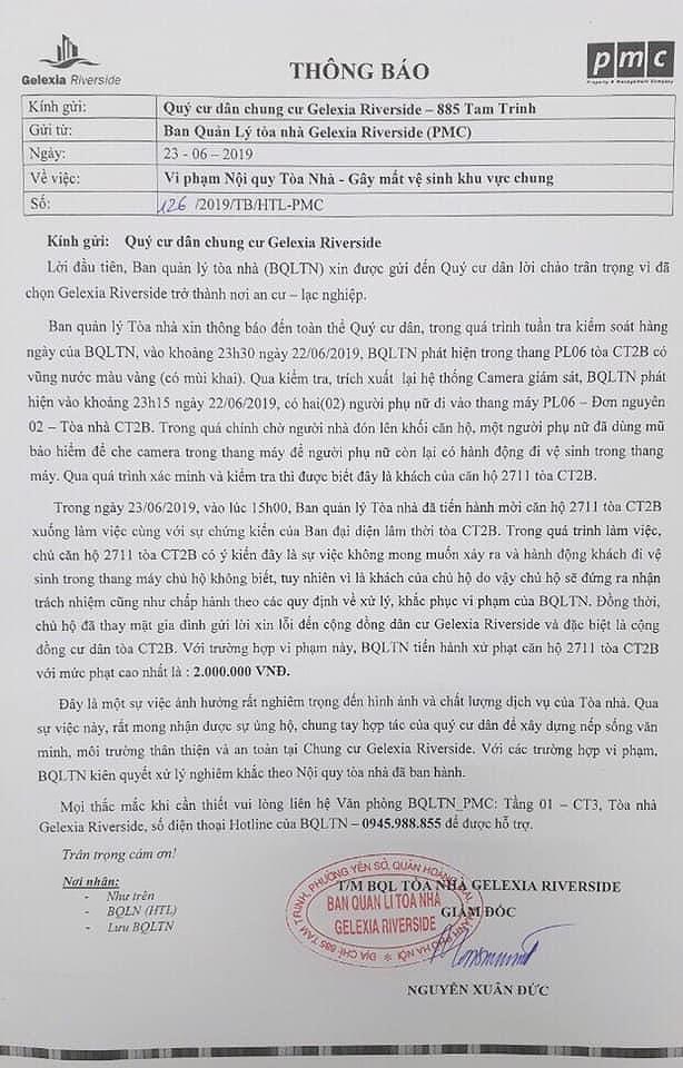 Mới- n&oacute;ng - Clip: Sốc cảnh 2 người phụ nữ d&ugrave;ng mũ che camera để đi vệ sinh ngay trong thang m&aacute;y (H&igrave;nh 2).