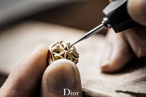 Giải trí - Clip: Cách tạo nên một đôi bông tai cực tinh xảo của Dior (Hình 2).