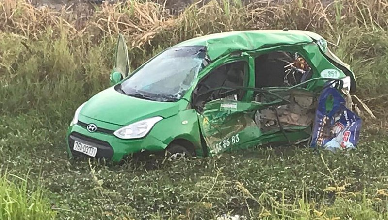 Mới- nóng - Clip: Kinh hoàng giây phút tàu hỏa tông trúng taxi Mai Linh ở Quảng Ngãi (Hình 2).