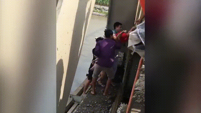 Mới- nóng - Clip: Người dân giải cứu kịp thời cô gái định nhảy cầu tự tử ở Bắc Ninh