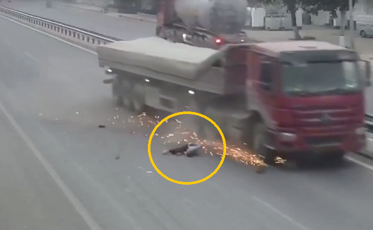 Xa lộ - Clip: Cụ &ocirc;ng đi xe ba b&aacute;nh bị xe tải t&ocirc;ng tử vong trong l&uacute;c qua đường