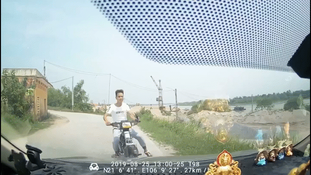 Xa lộ - Clip: Vào cua tốc độ cao, nam thanh niên lao thẳng vào đầu ô tô