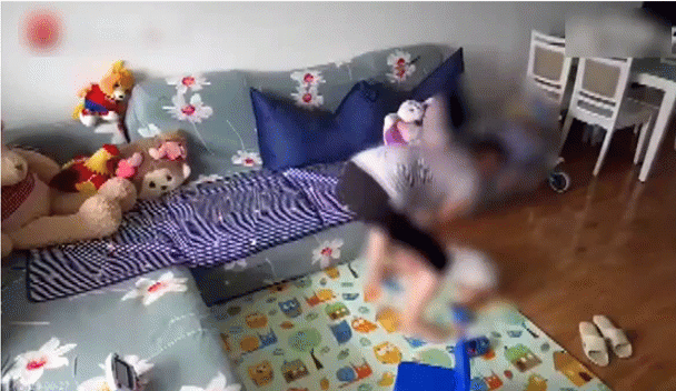 Gia đ&igrave;nh - Clip: Kiểm tra camera, người đ&agrave;n &ocirc;ng ph&aacute;t hiện con m&igrave;nh bị bảo mẫu bạo h&agrave;nh d&atilde; man