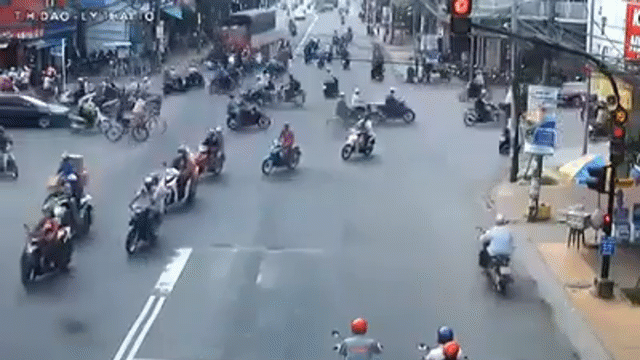 Xa lộ - Clip: Kinh hoàng cảnh xe tải tông trúng 6 xe dừng đèn đỏ ở An Giang