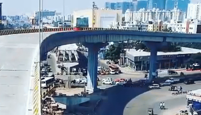 Mới- nóng - Clip: Ô tô văng khỏi cầu vượt rồi 'hạ cánh' xuống đất khiến 7 người thương vong