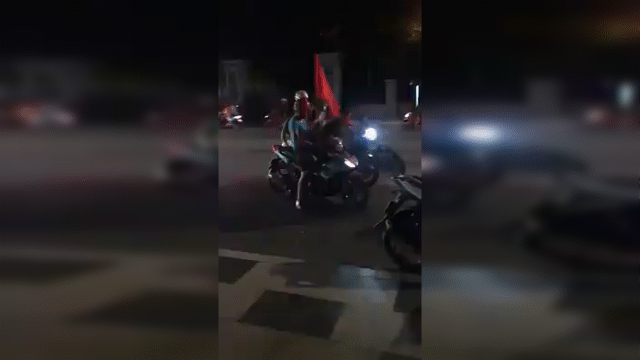 Mới- nóng - Clip: Chở bạn gái rồi nẹt pô trước mặt CSGT, nam thanh niên nhận kết đắng