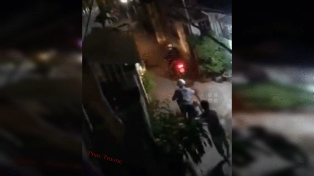 Mới- nóng - Clip: Sốc với màn đe dọa, cướp xe máy táo tợn ngay giữa phố Sài Gòn