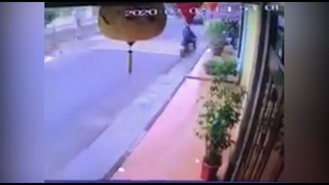 Mới- nóng - Clip: Ô tô mất lái tông trực diện người đàn ông, 2 người khác thoát chết