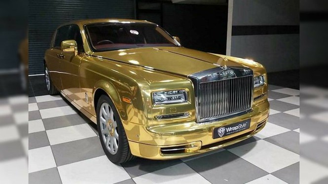 Sản phẩm - Clip: Triệu phú 'chơi lớn' khi dùng Rolls-Royce Phantom vàng óng làm taxi