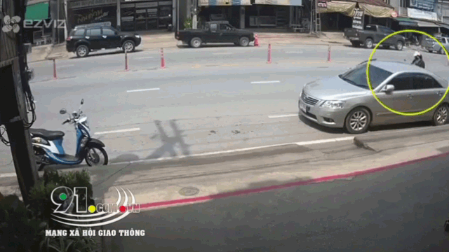 Mới- nóng - Clip: Mở cửa bất cẩn, tài xế ô tô khiến người phụ nữ chết thảm dưới bánh xe đầu kéo