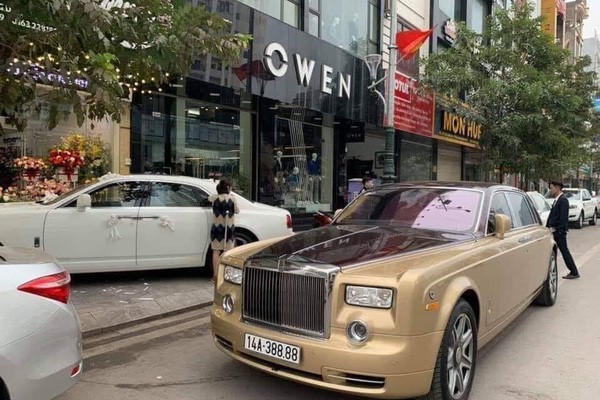 Mới- nóng - Clip: Siêu xe Rolls-Royce Phantom biển tứ quý bốc cháy ngùn ngụt ở Quảng Ninh