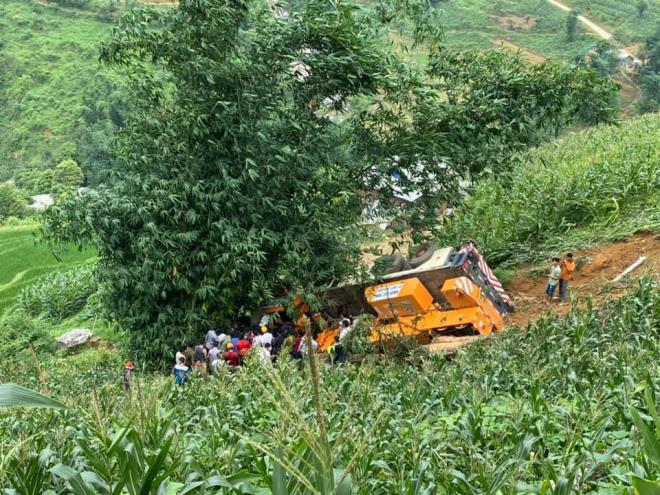 Diễn đàn - Xe cẩu lao xuống vực ở Lào Cai, cứu hộ cắt cabin đưa thi thể tài xế ra ngoài