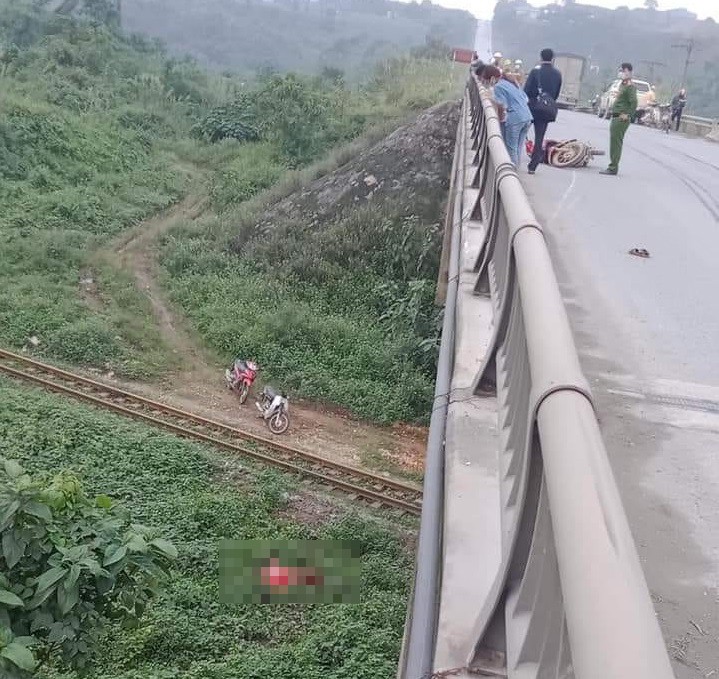 Mới- nóng - Clip: Tông vào lan can cầu, người đi xe máy rơi xuống vực ở Lào Cai (Hình 2).