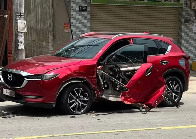 Video - Clip: Quên thu càng chịu lực, xe tải cẩu 'xé toạc' Mazda CX-5 (Hình 2).