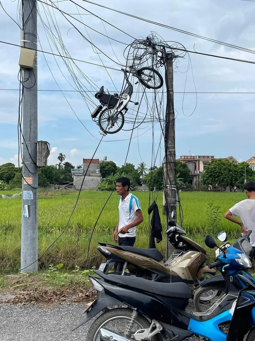 Video - Clip: Xe đạp điện đang đi trên đường bất ngờ 'bay lên' đường dây điện (Hình 2).