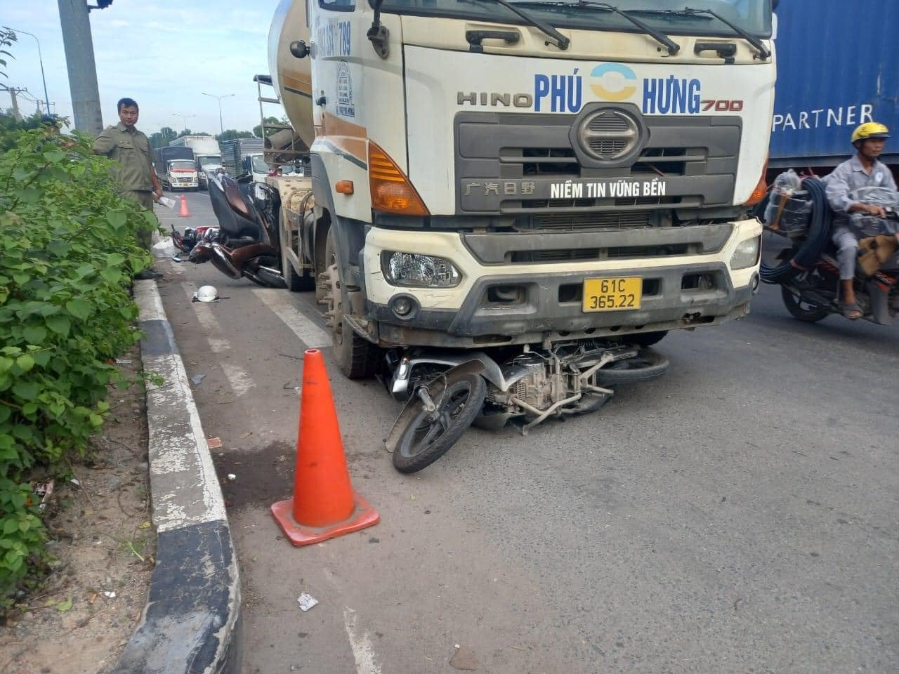 Dân sinh - Xe bồn đâm trúng loạt xe máy đang dừng chờ đèn đỏ ở Bình Dương