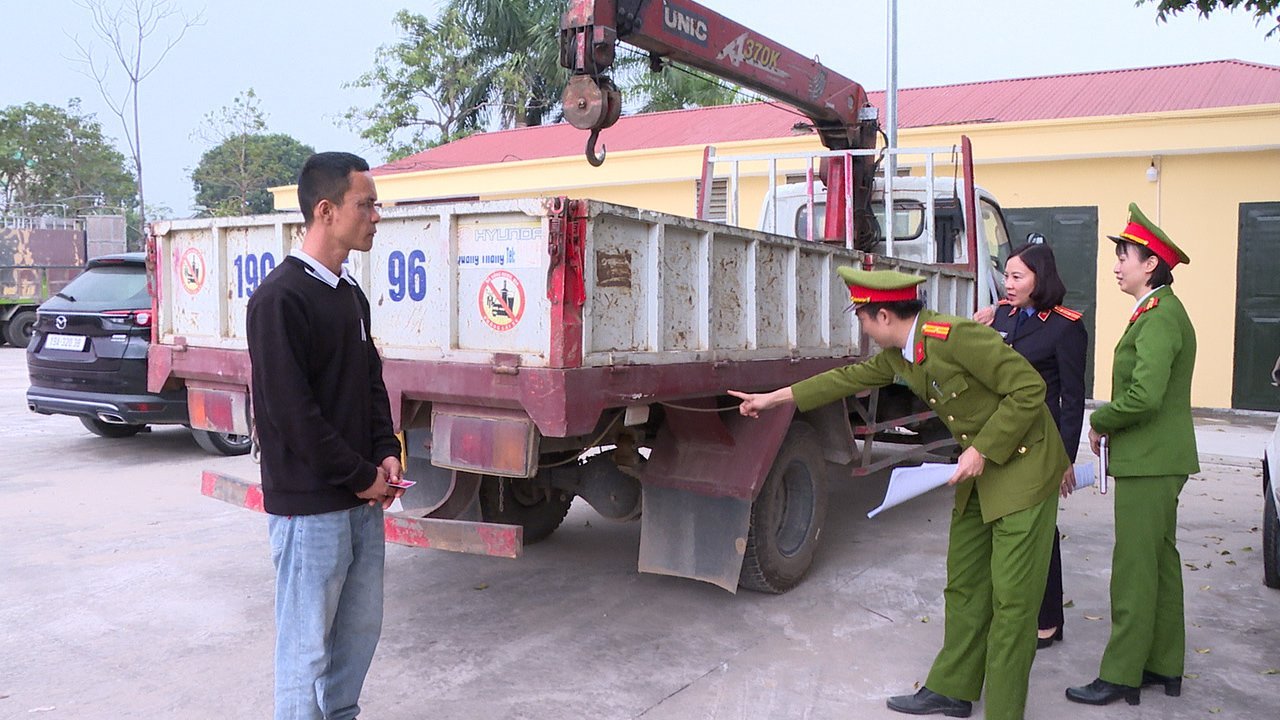 Pháp luật - Khởi tố tài xế xe tải hích văng hai xe máy rồi bỏ chạy ở Phú Thọ (Hình 2).