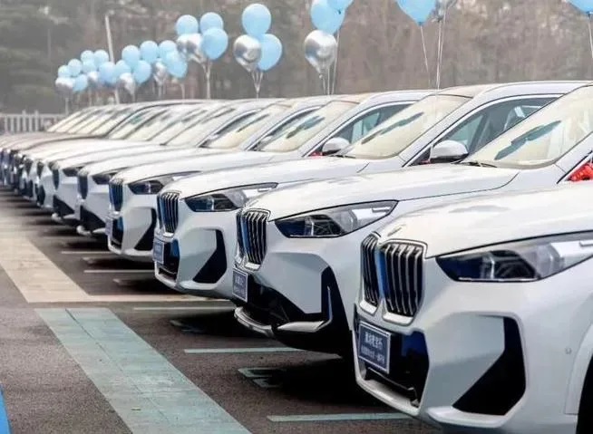 Đời sống - Công ty 'chơi lớn' chi 27 tỷ mua 16 chiếc BMW thưởng Tết cho nhân viên (Hình 2).