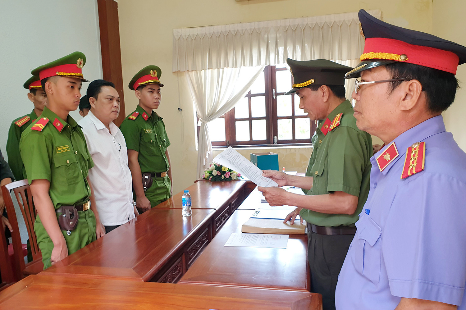 Pháp luật - Khởi tố, bắt tạm giam giám đốc văn phòng đăng ký đất đai ở Hậu Giang