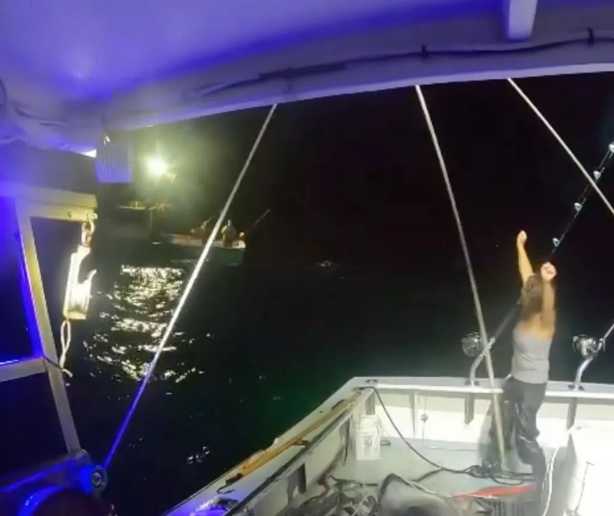 Video - Người phụ nữ c&acirc;u được con c&aacute; ngừ khổng lồ d&agrave;i 2,7m nặng 450 kg (H&igrave;nh 4).