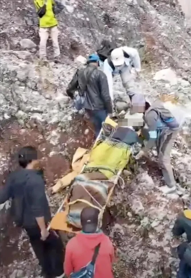 Video - Tạo dáng cho chồng chụp ảnh, người phụ nữ ngã xuống núi lửa tử vong (Hình 3).