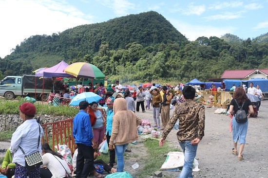 Từ sáng sớm ngày Chủ nhật hàng tuần, người dân khu vực biên giới Việt - Lào lại tập trung tại phiên chợ hữu nghị để trao đổi hàng hóa.