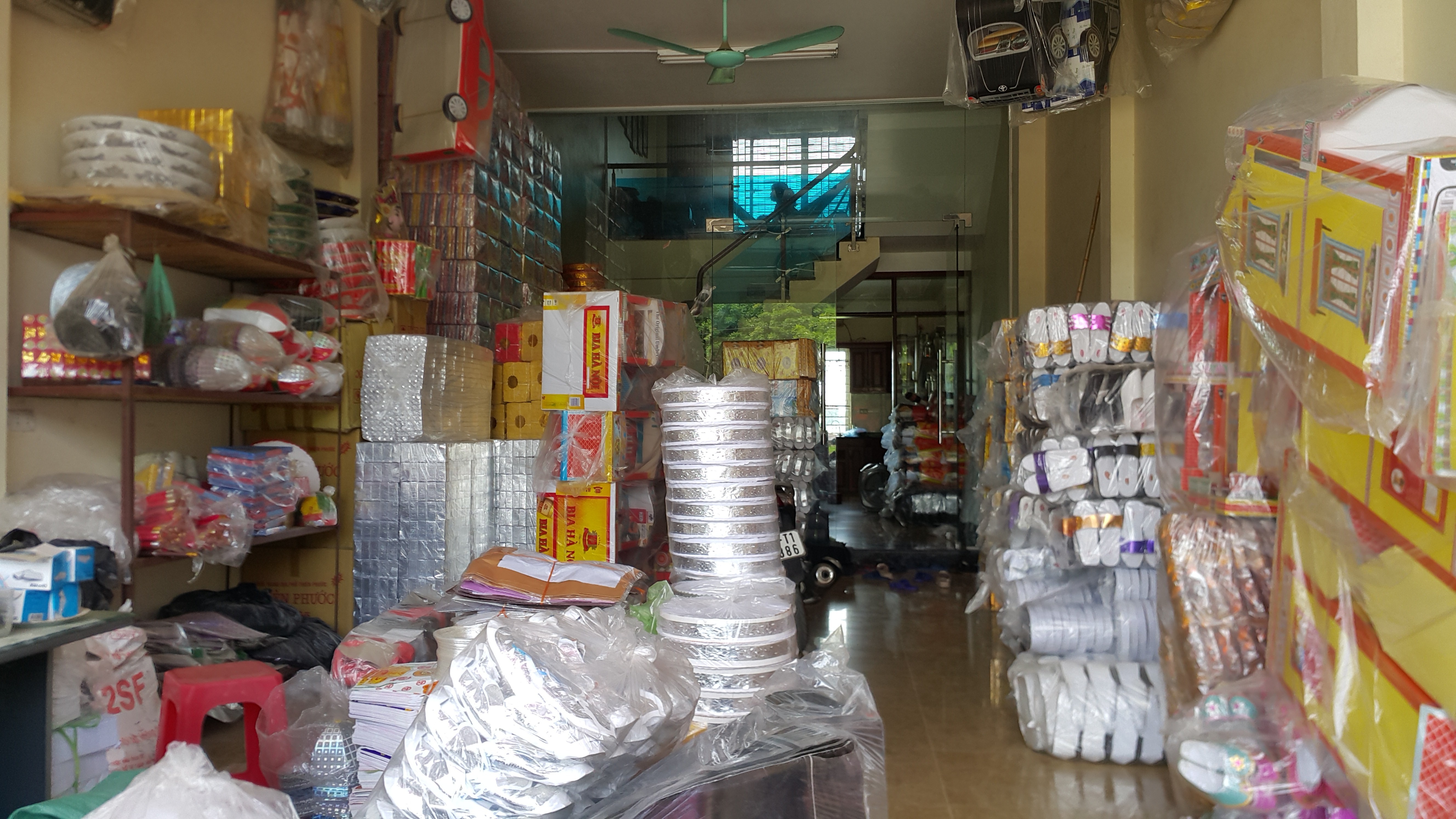 Đời sống - Rằm tháng Bảy về “thủ phủ hàng mã” sắm biệt phủ dát vàng có sổ đỏ (Hình 3).