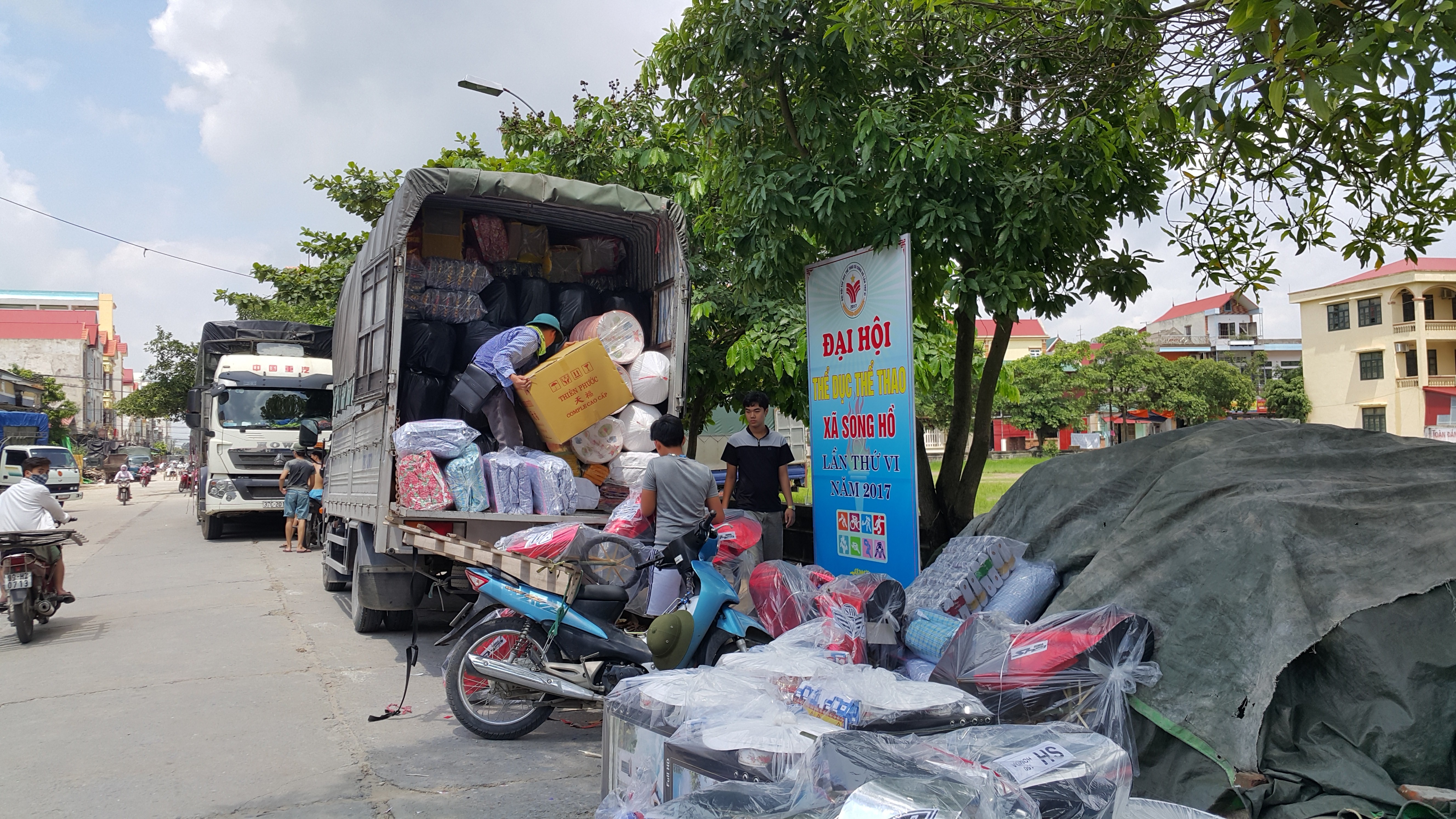 Đời sống - Rằm tháng Bảy về “thủ phủ hàng mã” sắm biệt phủ dát vàng có sổ đỏ