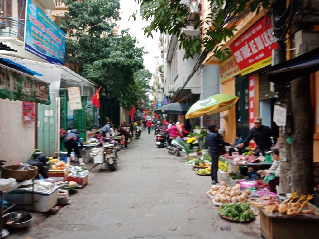 Chợ cóc vào những ngày áp Tết Mậu Tuất bỗng biến thành chợ Tết trong một khu tập thể liên cơ tại phường Dịch Vọng Hậu (Cầu Giấy, Hà Nội)