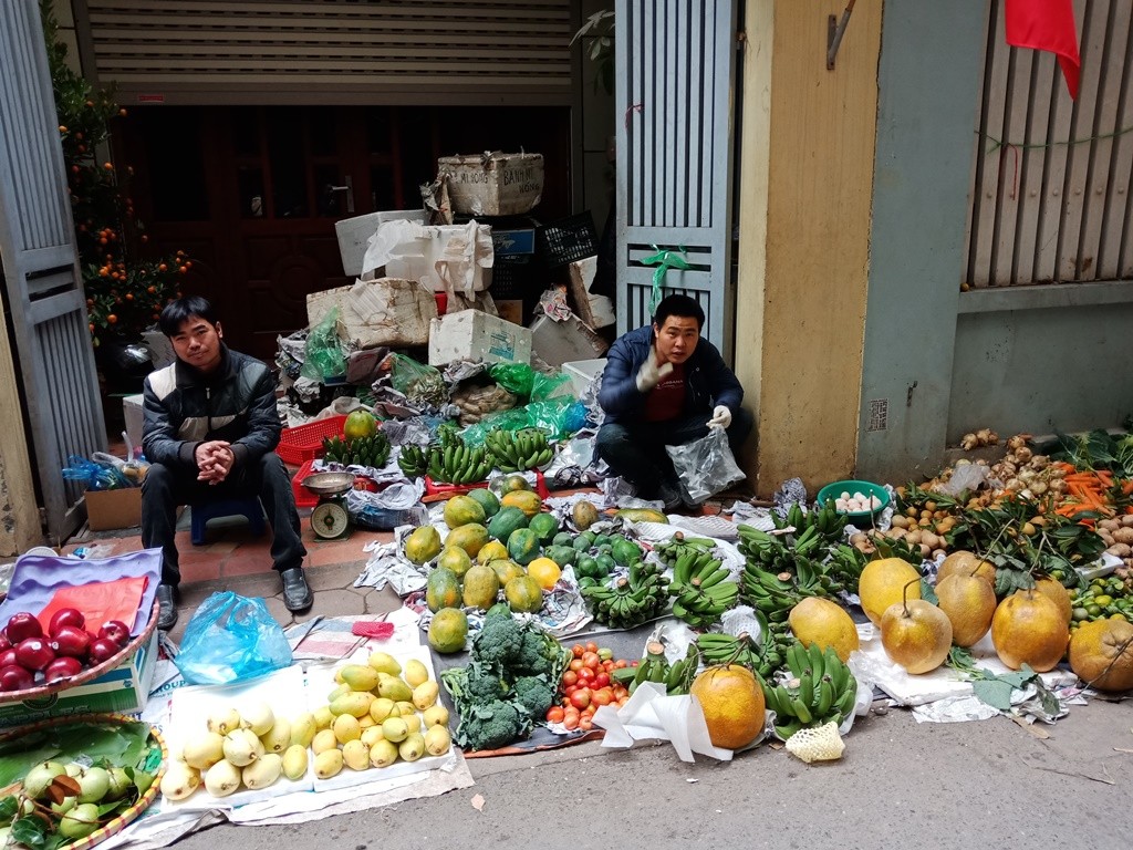 Mâm ngũ quả sẽ đủ cả màu sắc của Kim - Mộc - Thủy - Hỏa - Thổ nếu chọn những loại quả ở hàng hoa quả của hai chàng thanh niên này