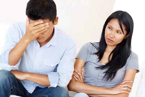 Tâm sự - Làm sao khi chồng kiệm lời, không chịu chia sẻ với vợ?