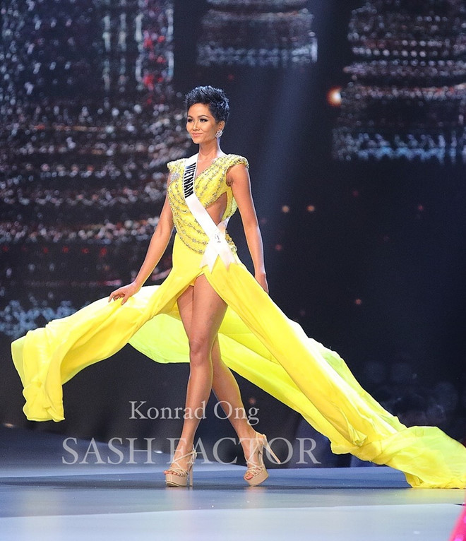 Sự kiện - Bán kết Miss Universe 2018: H'Hen Niê hất váy đầy duyên dáng, người đẹp Ấn Độ gặp sự cố lộ ngực (Hình 6).