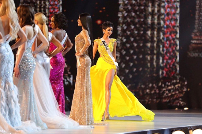 Sự kiện - Bán kết Miss Universe 2018: H'Hen Niê hất váy đầy duyên dáng, người đẹp Ấn Độ gặp sự cố lộ ngực (Hình 4).